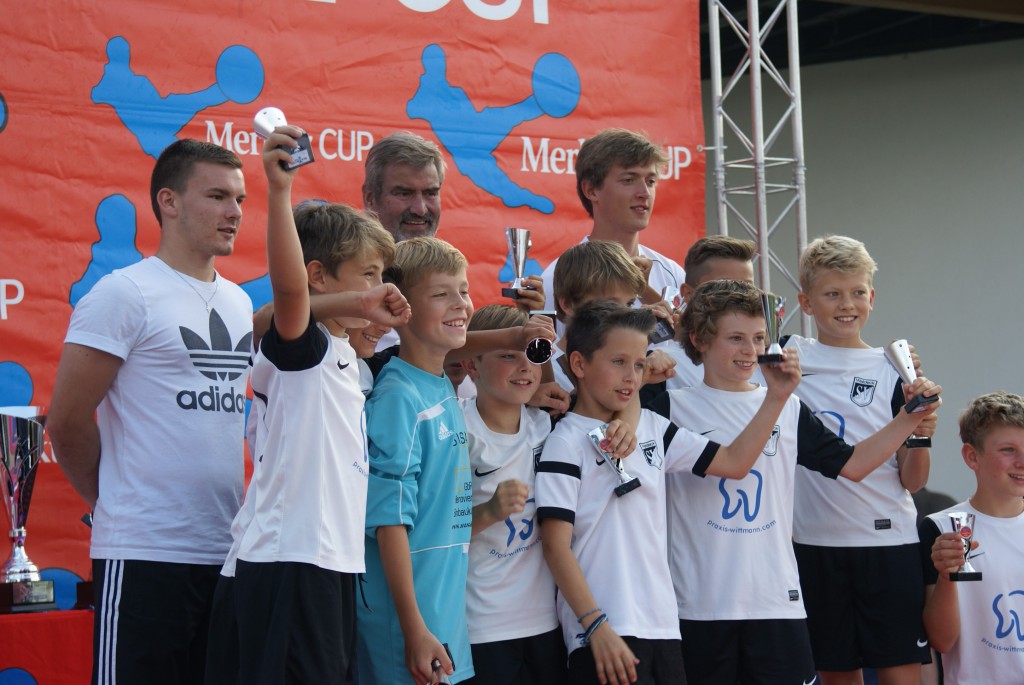 Der SV Waldeck-Obermenzing feiert den 6. Platz des Merkur CUP 2016